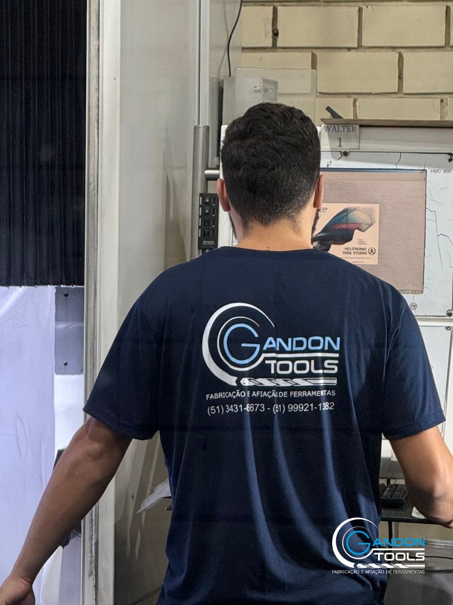 Operador programando ferramenta no Walter Helitronic Tool Studio