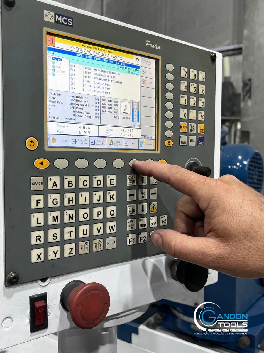 Painel de controle MCS Proteo em retificadora CNC