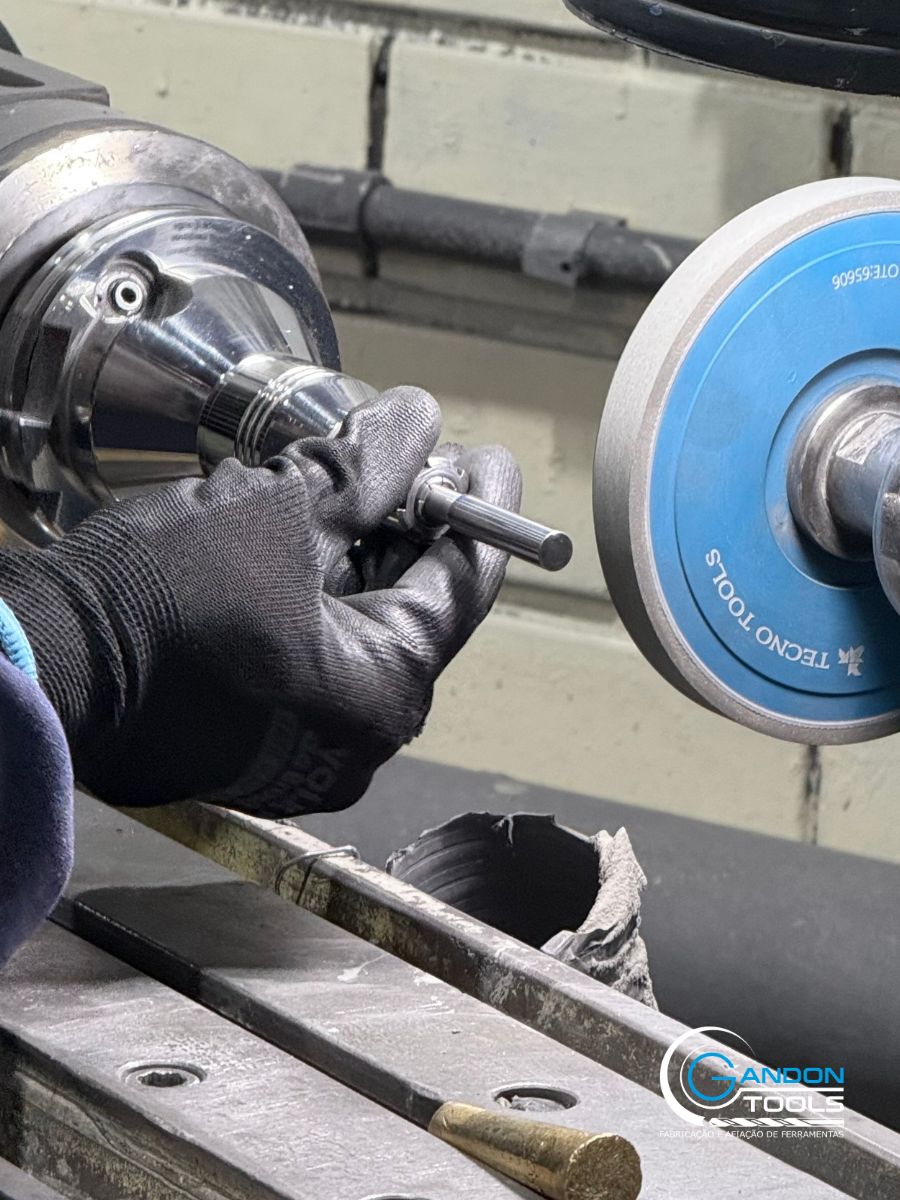 Retificação manual de ferramenta na Gandon Tools
