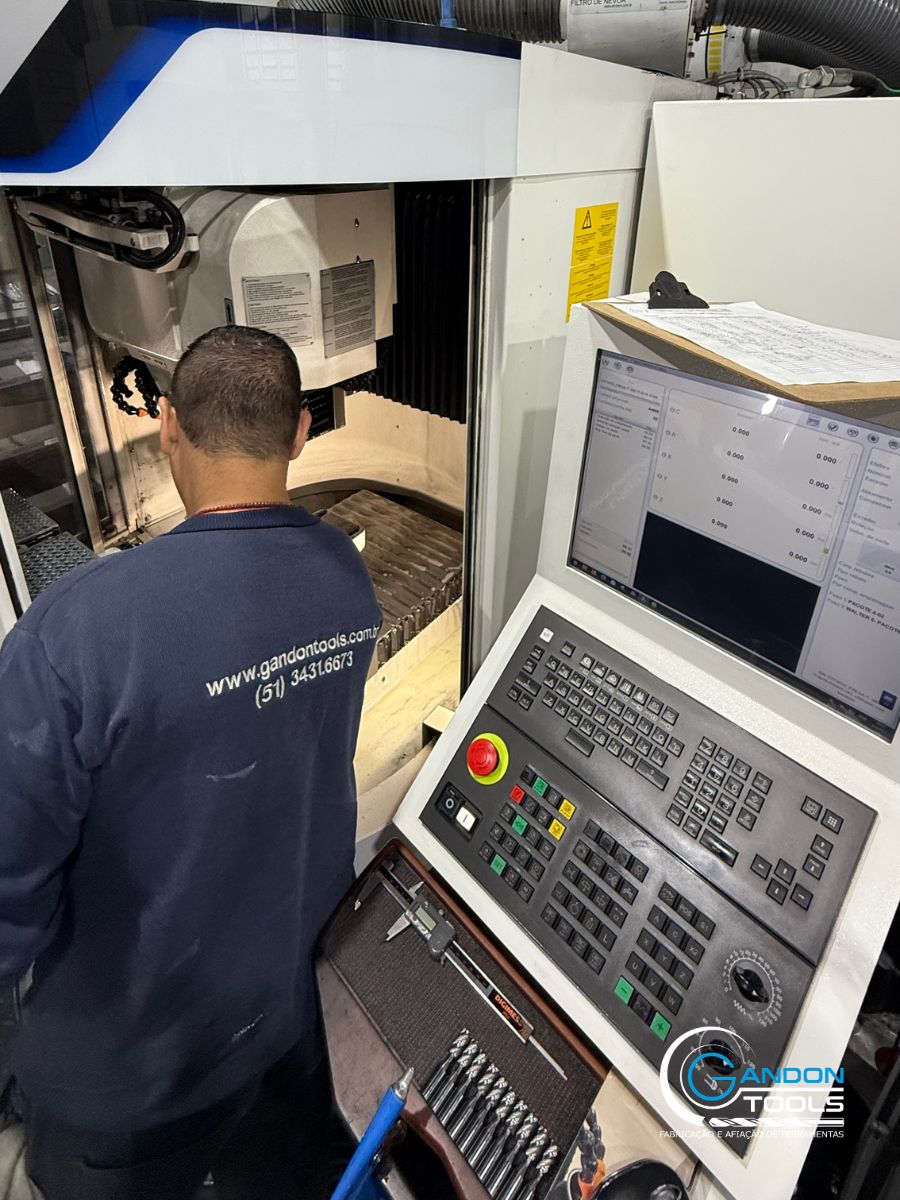 Operador em retificadora CNC Walter na Gandon Tools