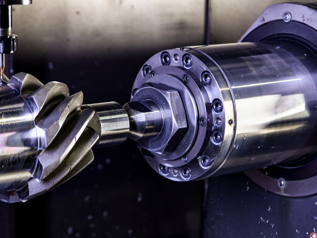 Fresadora helicoidal de metal duro em processo de usinagem CNC de precisão
