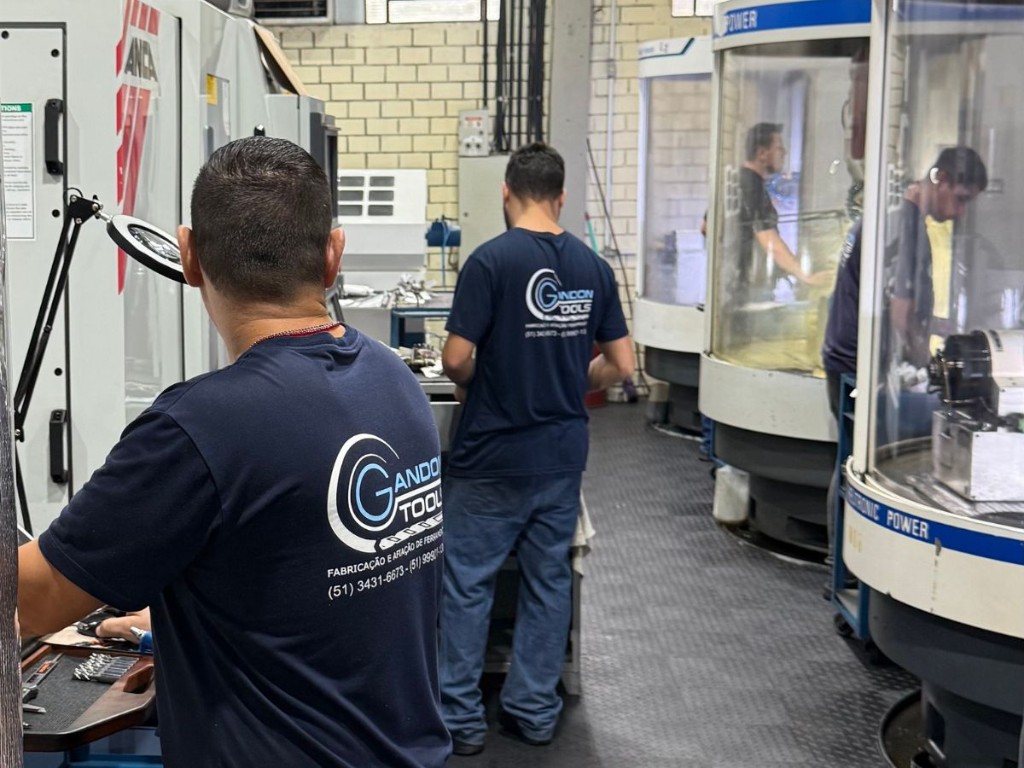 Equipe Gandon Tools operando máquinas CNC no parque fabril